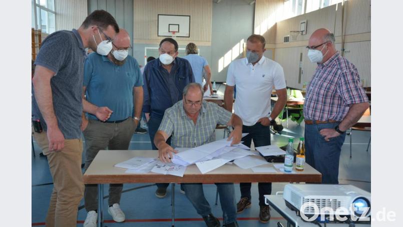 Interessiert begutachteten die Stadträte die Baupläne für den Neubau des Mehrgenerationenquartiers in der Zanklgartenstraße mit vierzig Wohnungen, Arztpraxis und Tagespflege. Die Genehmigung der Stadt war reine Formsache, noch heuer soll der Spatenstich sein. Bild: jr