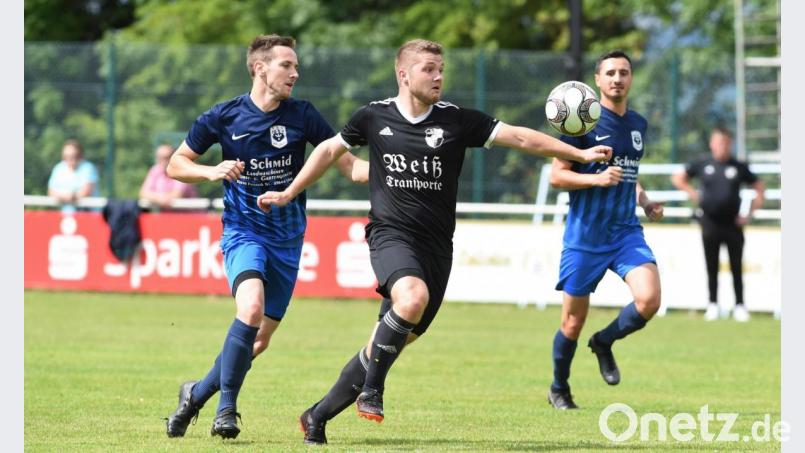 Peter Dollhopf (mitte) auf dem Weg zum 3:0: Der Neustädter Stürmer erzielte beim 5:2 gegen Pressath einen Hattrick. Bild: Büttner, Gerhard