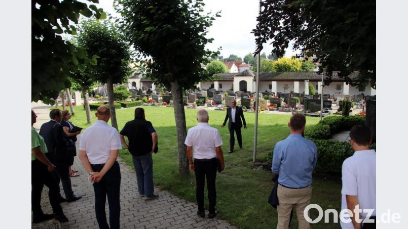 Vor dem Ehrenmal für die Opfer von Krieg und Gewaltherrschaft erläutert Bürgermeister Joachim Neuß die weiteren Maßnahmen im fünften Bauabschnitt der Sanierung des Friedhofs. Bild: jma