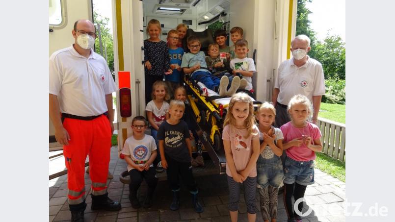 Christian Hofmann (links) und Hugo Hofmann zeigten den Kindern den Krankenwagen mit seiner Ausrüstung. Bild: Kinderhaus Konnersreuth/exb