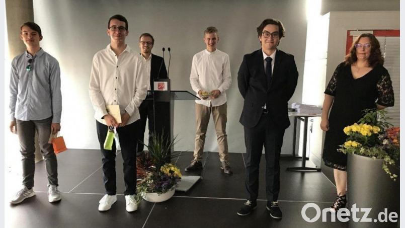 Die Schulbesten: Noah Püschl, Julian Schiller, Realschuldirektor Matthias Schall, David Sehr, Alexandru Nita mit Olga Golcer vom Elternbeirat. Bild: Peter Luschner/exb