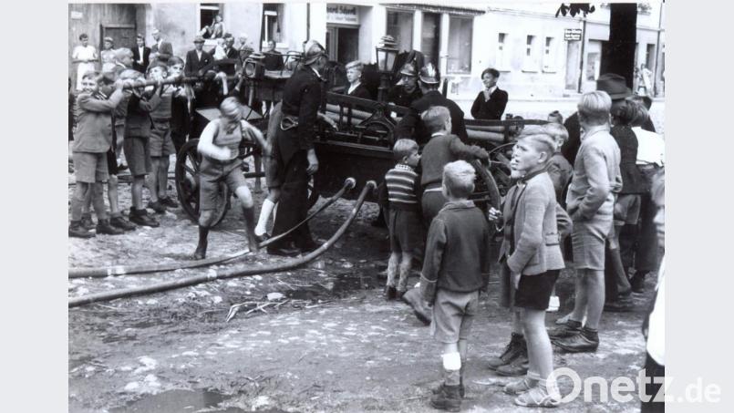 In der Innenstadt demonstrierte die Feuerwehr mit fünf Rohren, dass aus den Hydranten innerhalb kürzester Zeit ausreichend Wasser kam, um Brände wirkungsvoll zu bekämpfen. Bild: u