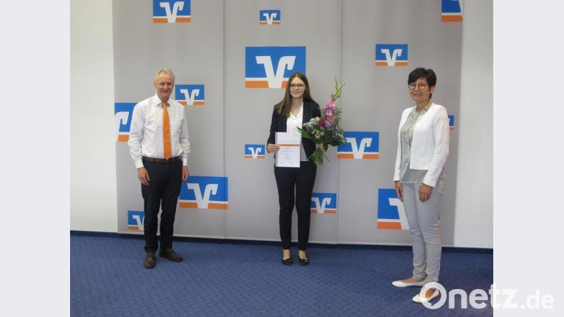 Marie Wittmann (Mitte) gehört zu den Besten. Dazu gratulierten Direktor Robert Stahl und Ausbildungsleiterin Sandra Wildenauer-Näger. Bild: dob
