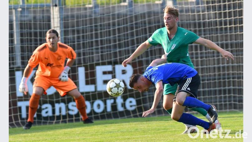 SpVgg-SV-Stürmer Josef Rodler (vorne) müht sich beim 1:0-Heimsieg gegen den SV Fortuna Regensburg ab. Am Dienstag geht's für die Weidener zum TSV Bad Abbach. Bild: Alfred Schwarzmeier