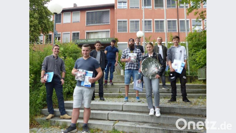 Stolz halten die Fleischereifachverkäuferinnen und Metzgergesellen ihre Gesellenbriefe in den Händen. Bild: BSZ Su.-Ro./exb