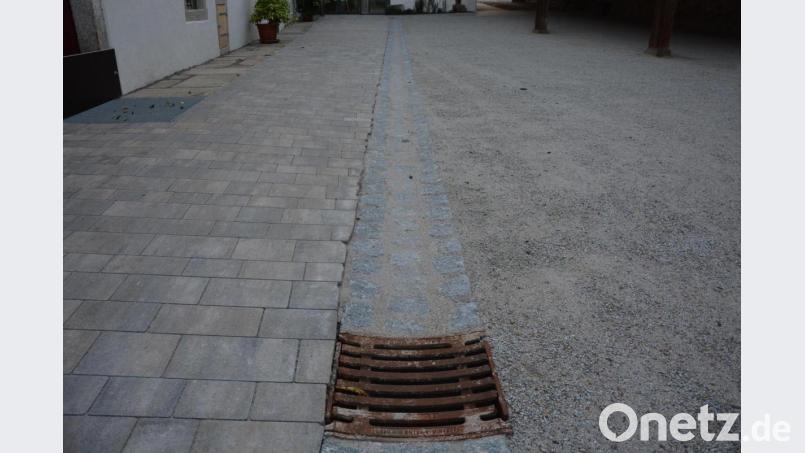 Um diesen Pflasterbelag entlang der Wasserrinne geht es. Tatsächlich sind die geschnittenen Pflastersteine alles andere als fachmännisch abgesägt worden. Bild: jr