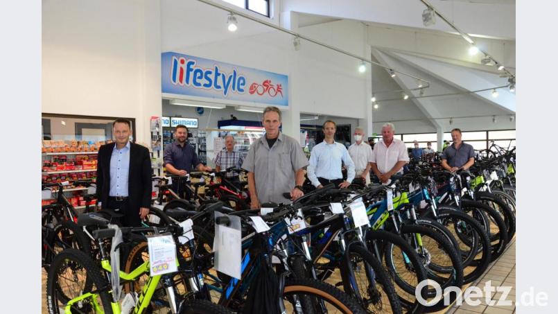 Triathlon-Profi Stephan Loew (Vierter von links) gilt als Zweirad-Experte. Oberbürgermeister Jens Meyer (links) gratuliert zur Geschäftseröffnung. Bild: Kunz