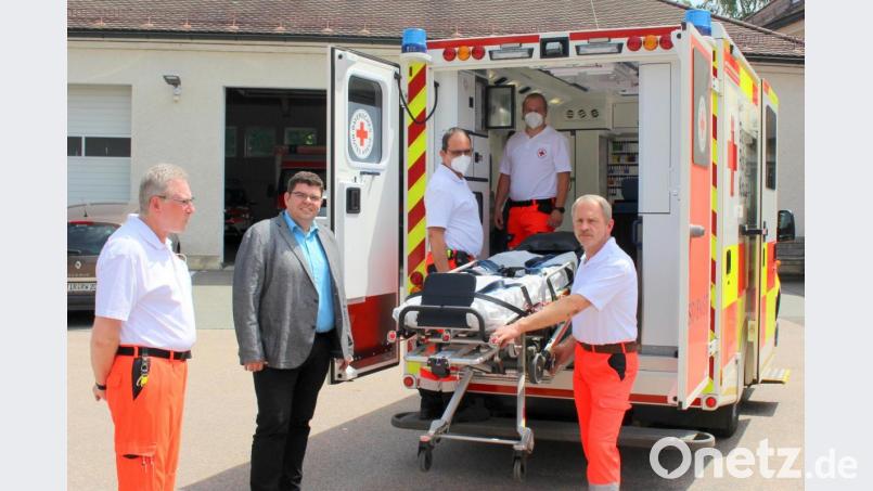 BRK-Rettungsdienstleiter Klaus Dvorak und BRK-Kreisgeschäftsführer Holger Schedl (von links) lassen sich von Fahrzeugbeauftragtem Richard Frank, Dennis Hauptfleisch (Auszubildender zum Notfallsanitäter) und Medizinproduktebeauftragtem Richard Cruz-Förderer (von rechts) die Neuerungen im „Demo-Rettungswagen“ zeigen. Bild: Sven Lehner/BRK Kreisverband/exb