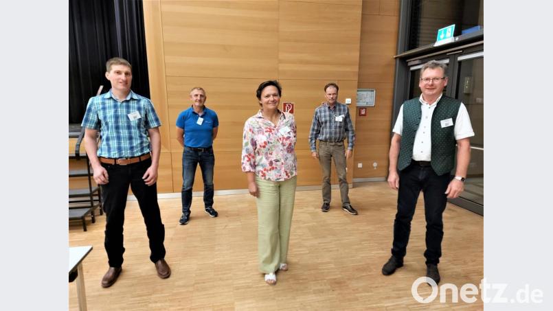 Eine weitgehende Bestätigung des bisherigen Führungsteams brachten die Neuwahlen. Das Bild zeigt (von links) Johann Scheuerer (zweiter Vorsitzender), Fritz Reichert (forstlicher Berater), Beate Politzka (dritte Vorsitzende), Walter Ostermayr (Vorstandsmitglied) und Martin Prey (Vorsitzender). Bild: lg