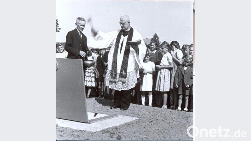 Geistlicher Rat Friedrich Zeitler nahm am 31. August 1951 nach dem Festgottesdienst die Segnung des Tiefbrunnens an der Schönbrunner Straße vor. Neben ihm: Mesner Josef Freimuth. Bild: u
