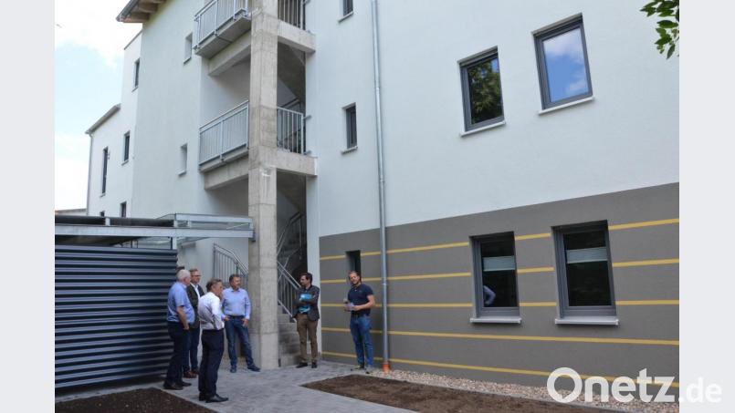 Innungsobermeister Adrian Blödt zeigt den Landtagsabgeordneten Stephan Oetzinger, Tobias Reiß und Alexander Flierl das Holzhaus in der Sachsenstraße. Bild: Kunz