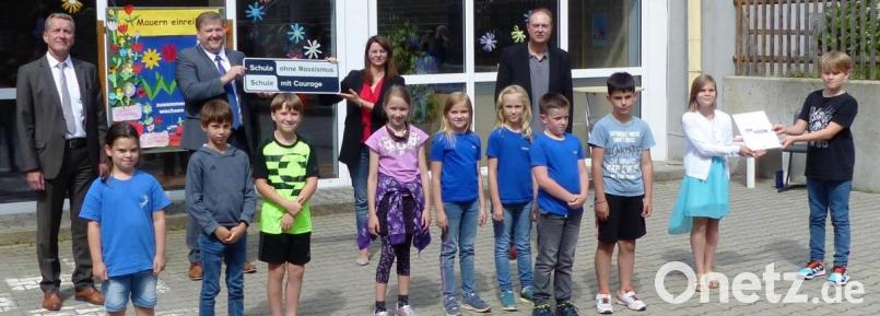 Stolz präsentieren die Kastler Schüler und die Ehrengäste das neuen Schulschild und die Verleihungsurkunde. Mit dabei (von links): Schulamtsdirektor Gerald Haas, Bürgermeister und Pate Stefan Braun, Schulleiterin Ulrike Hampel- Sperlich und Thomas Vitzthum vom Bezirksjugendring. Bild: jp