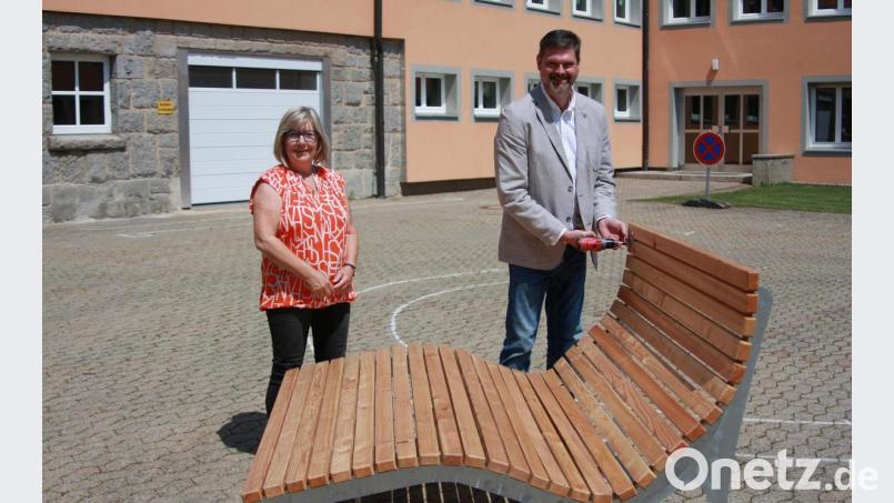 Mittelschul-Rektorin Andrea Schiml und Studiendirektor Wolfgang Prebeck (BSZ) durften den &quot;Feinschliff&quot; - das Anschrauben des Erinnerungs-Metallschildes - erledigen.