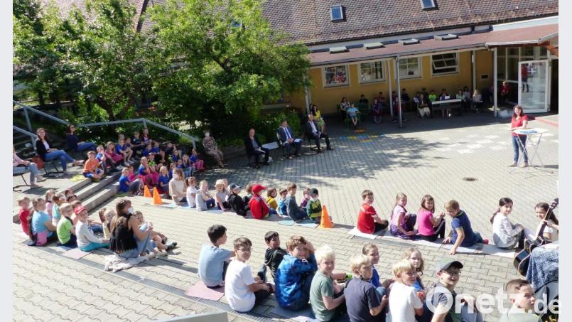 Eine tolle Feier mit herrlichem Sommerwetter bei der Preisverleihung im Kastler Schulhof. Bild: jp