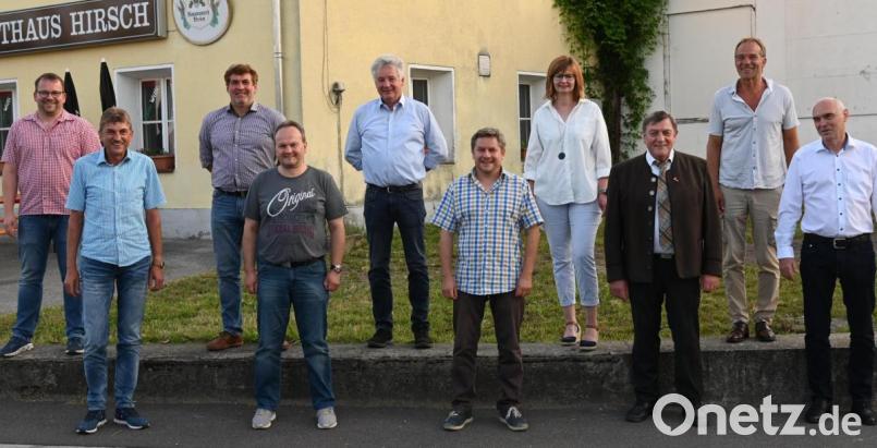 Das Führungsteam der Kreishandwerkerschaft Amberg-Sulzbach. Dritter von rechts Kreishandwerksmeister Hans Weber, Zweiter von links sein Stellvertreter Dietmar Lenk. Bild: gf