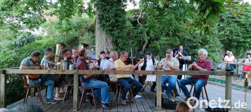 Die Bettler-Big-Band gestaltete ihr Sehnsuchtstreffen als öffentliche Musikprobe im Biergarten beim Pamler im Hag. Bild: müb
