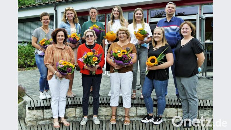 Blumen zum Ende der Zeit an der Jahnschule: (vorne, von links) Lisa Stoll-Sperl, Karin Hambeck, Barbara Ortlieb, Stefanie Ruoff, Rektorin Andrea Dechant, (hinten, von links) Lisa Schmid, Susanne Möller, Veronika Radl-Wohlfahrt, Jasmin Pachl, Anna Stiegler und Konrektor Christian Hahn. Bild: wbe