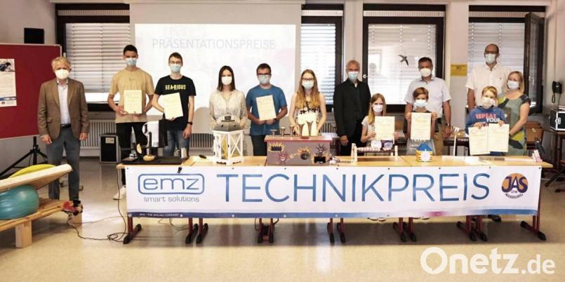 Stolze Gewinner: Unser Bild zeigt die Preisträger zusammen mit Schulleiter Christian Schwab (Dritter von rechts), EMZ-Chef Thomas Hanauer (links) Entwicklungsleiter Ulrich Deml (hinten, Mitte) und den verantwortlichen Lehrkräften. Bild: Wolfgang Schrüfer, Susanne Wagner/exb