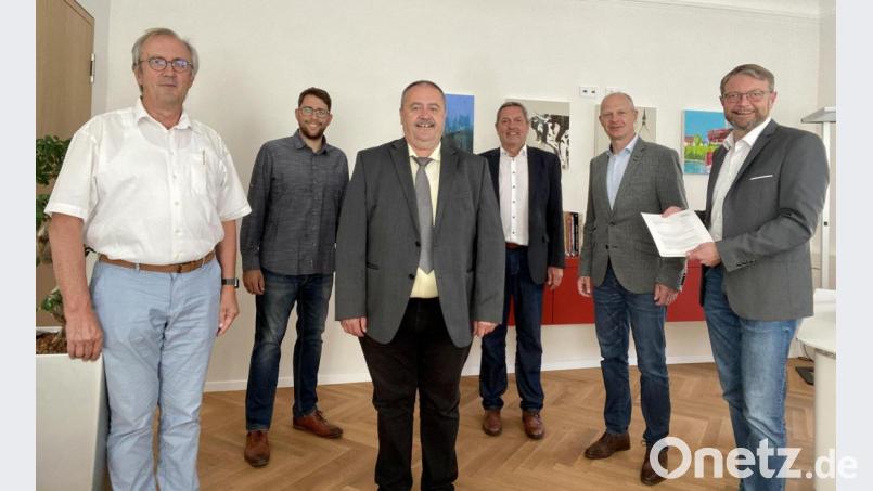 Sie positionieren sich gegen die Pläne, Auerbach aus dem Landtags-Stimmkreis Amberg-Sulzbach rauszunehmen und es dem Stimmkreis Tirschenreuth zuzuordnen (von links): stellvertretender Landrat Franz Mädler, Stefan Kroher, der Vorsitzende der JFW Auerbach , FW-Kreitagsfraktionssprecher Peter Dotzler, der Auerbacher Bürgermeister Joachim Neuß, FW-Ortsvorsitzender Christoph Kasseckert und Hans Martin Grötsch, stellvertretender FW-Landesvorsitzender. Bild: Freie Wähler Amberg-Sulzbach