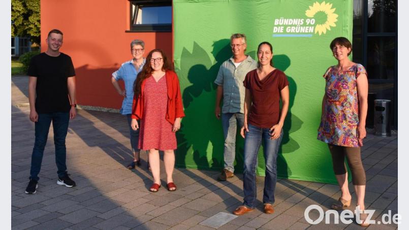 Bei den von Bundestags-Direktkandidatin Anne Droste (Dritte von links) geleiteten Wahlen sprachen sich die Mitglieder für Fabian Neuser als Beisitzer, Heidrun Schelzke-Deubzer als Schriftführerin, Stefan Zaus und Katharina Hage als Vorsitzende sowie Gabi Zaus (von links) als weitere Schriftführerin aus. Bild: Douglas Truman/exb