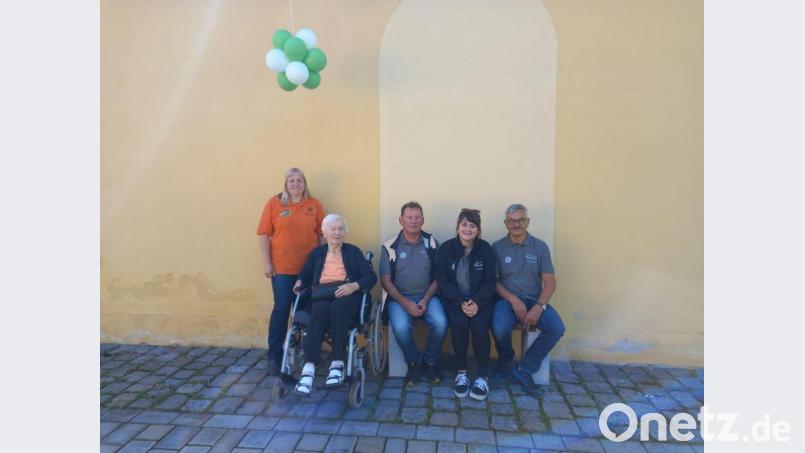 Auf der Bank an der Goldenen Straße lässt es sich gut ausruhen. Mit dabei war auch Herbergsmutter und Ehrenmitglied Rita Dorfner (Zweite von links). Bild: vt