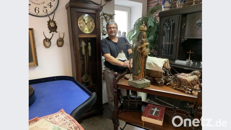 Salvatore Hofacker hat sich mit dem An- und Verkauf verschiedenster Produkte eine Nische geschaffen. Am Montag eröffnete er im ehemaligen Postgebäude in Vohenstrauß ein Geschäft. Bild: ck