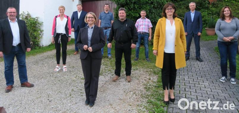 Der neue Vorstand des CSU-Ortsverbands Kastl (von links): Vorsitzender Andreas Otterbein, erste Stellvertreterin Monika Breunig, Bürgermeister Stefan Braun, Bundestagskandidatin Susanne Hierl, Schriftführer Michael Guttenberger, dritter Stellvertreter Roland Bösl, Schatzmeister Georg Ehbauer, Bundestags-Listenkandidatin Birgit Barth, Landtagsabgeordneter Harald Schwartz und zweite Stellvertreterin Birgit Wiesend. Bild: Verena Sägenschnitter/exb
