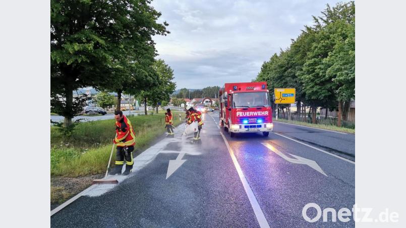 Über eine Fahrspurbreite und auf einer Länge von rund 150 Metern war die Bayreuther Straße am Montagabend verschmutzt - und aufgrund der Einsatzmaßnahmen für eine halbe Stunde im Bereich des Gewerbegebiets gesperrt. Bild: mde