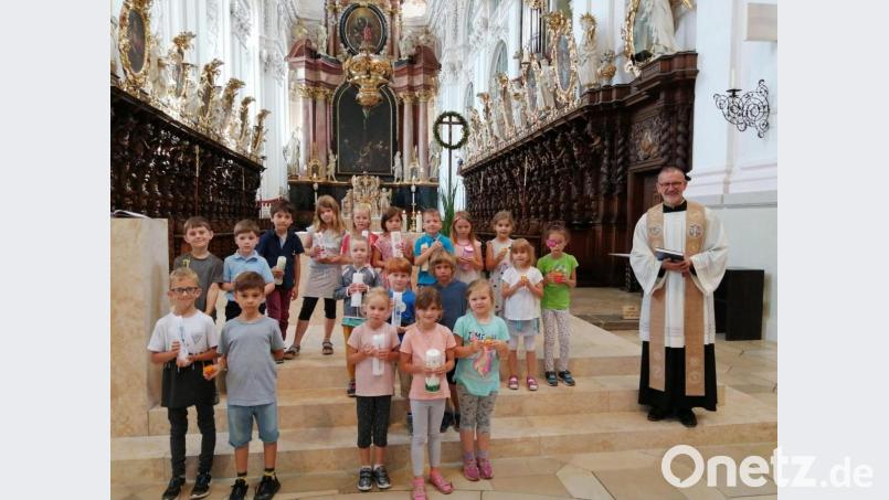 Die Vorschulkinder der beiden Kindergärten waren zu einem Tauferinnerungsfest in die Basilika eingeladen. Bild: Markus Scharnagl/exb