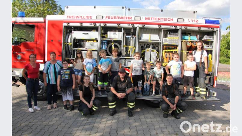 Die Kinder der Offenen Ganztagsschule mit Leiterin Cornelia Firneis (Zweite von links) erlebten einen informativen Tag zum Thema Feuerwehr. Lena Nemsow, Carolina Grabis, Felix Dubrowski und Peter Kraus von der Mitterteicher Wehr begeisterten die Mädchen und Buben mit ihrem Fachwissen. Bild: kro