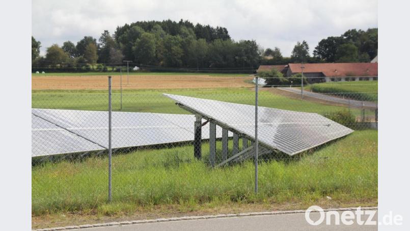 Zwischen der Solaranlage am östlichen Rand des Gewerbegebiets West (im Vordergrund) und dem Oberviechtacher Stadtteil Hof (rechts im Hintergrund) sollen nicht nur neue Gewerbeflächen, sondern auch ein weiteres &quot;Sonnenfeld&quot; entstehen. Bild: frd