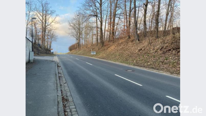 Nach der Einmündung zum Sportplatz FC Schlicht wird eine Querungshilfe eingebaut und der Geh- und Radweg auf der gegenüberliegenden Seite bis zur Einfahrt in das Neubaugebiet Weidenstock fortgeführt. Auf beiden Straßenseiten müssen dafür einige Bäume und Büsche entfernen werden, damit die Steigung nicht mehr als sechs Prozent erreicht und der Abschnitt als barrierefrei gilt. Bild: e