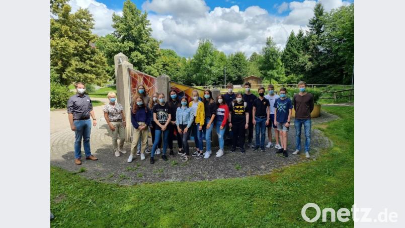 Die Schüler der zehnten Klassen und Lehrer Fabian Götzl (rechts) überreichten die Videos an Heimleiter Josef Ott (links). Bild: sne