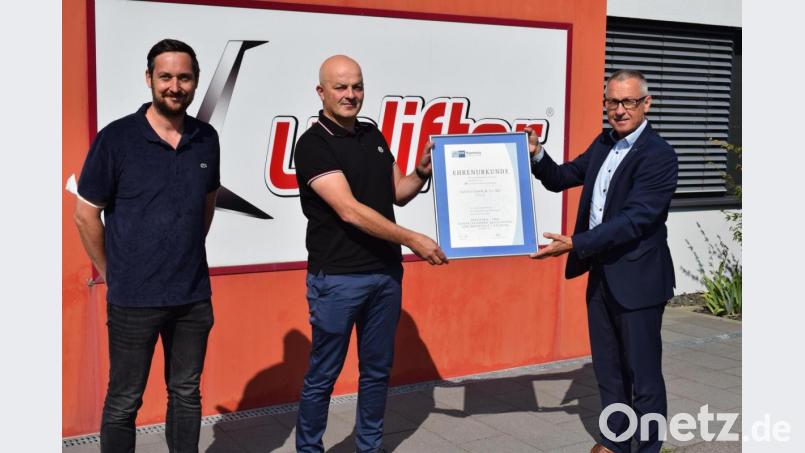 Seit 20 Jahren schreibt die Firma Uplifter GmbH & C. KG aus Oberaich eine Erfolgsgeschichte. Zum Firmenjubiläum gratulierte IHK-Geschäftsführer Richard Brunner (rechts) den Firmeninhaber Martin Lobinger (Mitte) und seinem Marketingleiter Robert Neugebauer (links). Bild: bnr
