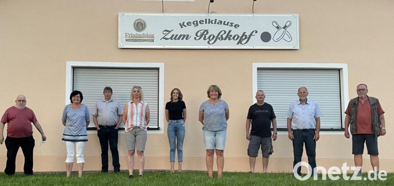 Das Vorstandsteam des SKC Hard: Von links Zweiter Kassier Horst Zintl, Damensportwartin Hildegard Malzer, Sportwart Jürgen Ronz, Zweite Vorsitzende Birgit Schampera, Schriftführerin Sabrina Marth, Zweite Sportwartin Liane Neupert, Kassier Günther Fachtan, Vorsitzender Hans Malzer, Kassenprüfer Gerhard Neupert. Bild: Malzer/exb