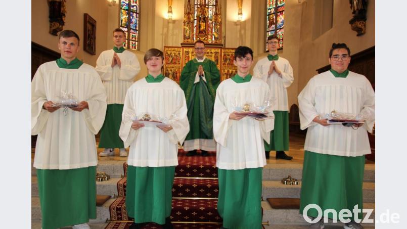 Die Pfarrei Mariä Himmelfahrt verabschiedete Ministranten. Im Bild: Die Ausgeschiedenen (vorne, von links) Jonas Eibl, Kevin Waidhas, Benedikt Gallitzdörfer und Simon Bachmeier mit (hinten, von links) Oberministrant Jan Bracke, Kaplan Daniel Fenk und Oberministrant Simon Mehler. Bild: kro