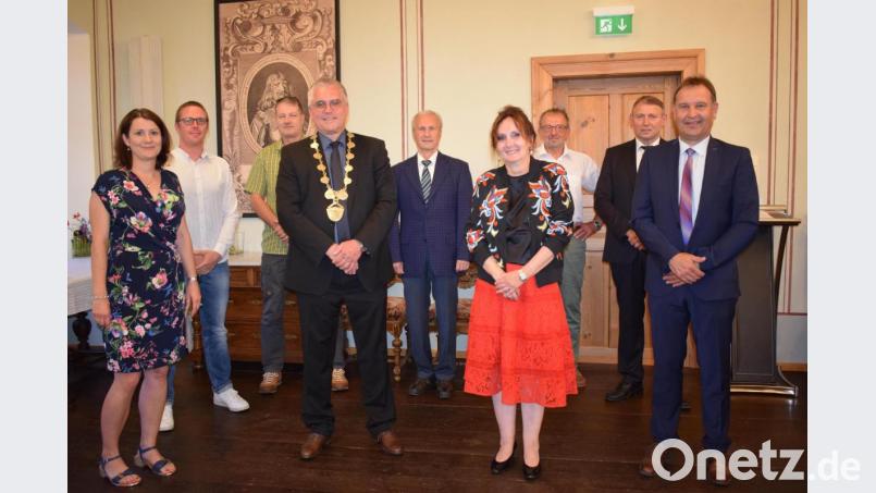 Mit einem Festakt verabschiedete die Stadt Pfreimd die sieben ausgeschiedenen Stadträte und überreichten ihnen je nach Dienstzeit die Bürgermedaille oder den Ehrenteller der Stadt Pfreimd. Unsere Aufnahme zeigt von links: Katrin Zuber, Kämmerer Christian Hechtl, Rupert Schichtl, Bürgermeister Richard Tischler, Hans Müller, Zweite Bürgermeisterin Johanna Mertins, Manfred Bruckner, Alfred Armer und Dritten Bürgermeister Norbert Auer. Bild: bnr