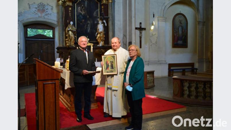 Fördervereinsvorsitzender Herbert Konrad (links) und Regine Löffler-Klemsche (rechts), Vorsitzende des Heimatkreises Plan-Weseritz, verabschiedeten Pfarrer Jaroslav Šašek (Mitte). Bild: Reinhard Legat/exb