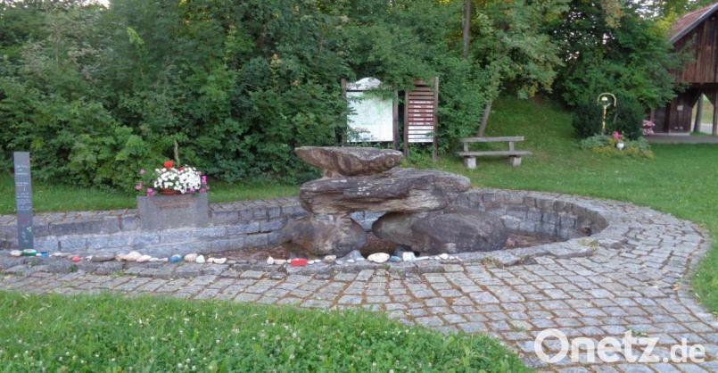 Den Karl-Gratzl-Brunnen in Muschenried möchten die Mitglieder des örtlichen Gartenbau- und Ortsverschönerungsvereins sanieren. Die Marktgemeinde Winklarn ist als Partner mit im Boot. Bild: amö