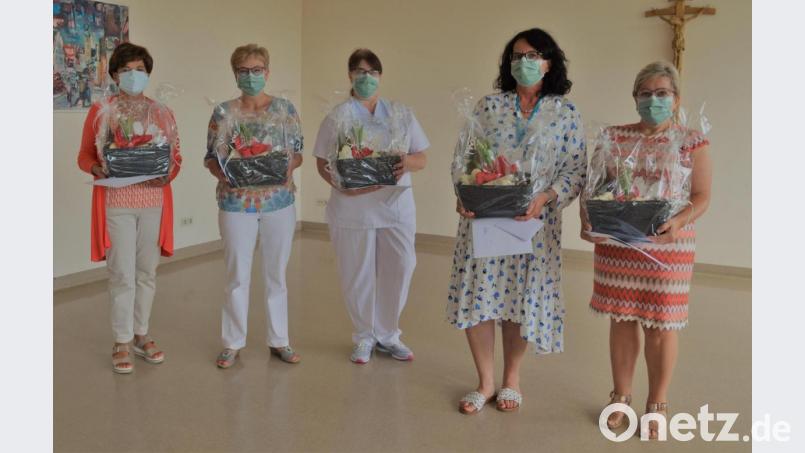 Großer Respekt wurde auch Silvia Maier, Angelika Seebauer, Maria Hauser, Susanne Held und Claudia Leiter (von links) gezollt, die seit jeweils schon seit 40 Jahren zur Dienstgemeinschaft des Krankenhauses St. Barbara in Schwandorf gehören. Bild: Marion Hausmann/exb