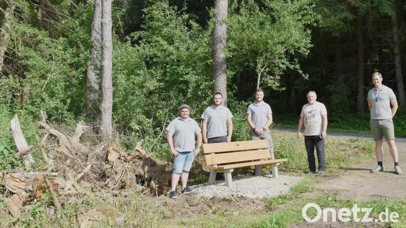 Mitglieder beider Vereine sowie deren Vorsitzende Christian Maier (OGV) und Johannes Deinzer (JAU) nach getaner Arbeit zum Aufstellen der Sitzbank. Nebenan liegt Totholz als Lebensraum für Insekten. Bild: sck