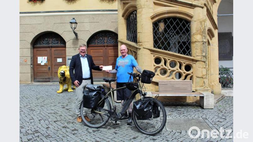 Oliver Trelenberg radelt durch Deutschland, um Spenden zu sammeln. Für dieses Jahr hat er sich den Verein &quot;Strahlemännchen&quot;, der krebskranken Kindern Herzenswünsche erfüllt, ausgesucht. Dafür überreichte ihm Oberbürgermeister Michael Cerny 250 Euro. zur Unterstützung an den diesjährig ausgewählten Verein &quot;Strahlemännchen&quot;, der krebskranken Kindern Herzenswünsche erfüllt. Bild: Dagmar Williamson