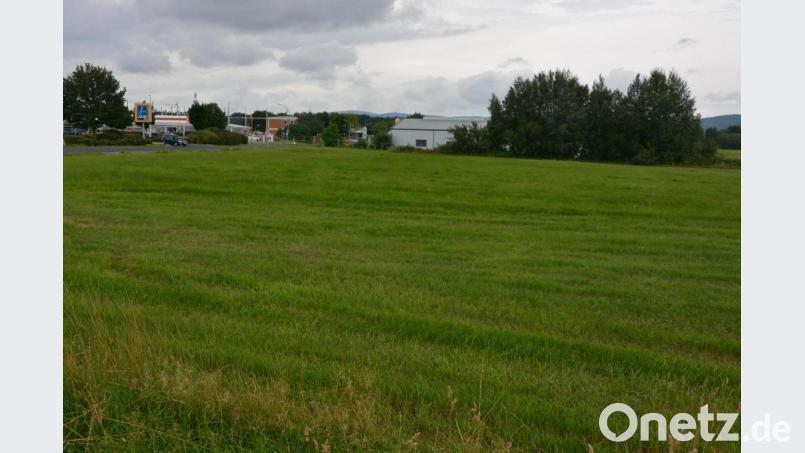 Auf dieser Fläche gegenüber dem bisherigen Aldi-Standort (hinten links) sollen ein Neubau der Discounter-Kette sowie ein Drogeriemarkt entstehen. Bild: jr