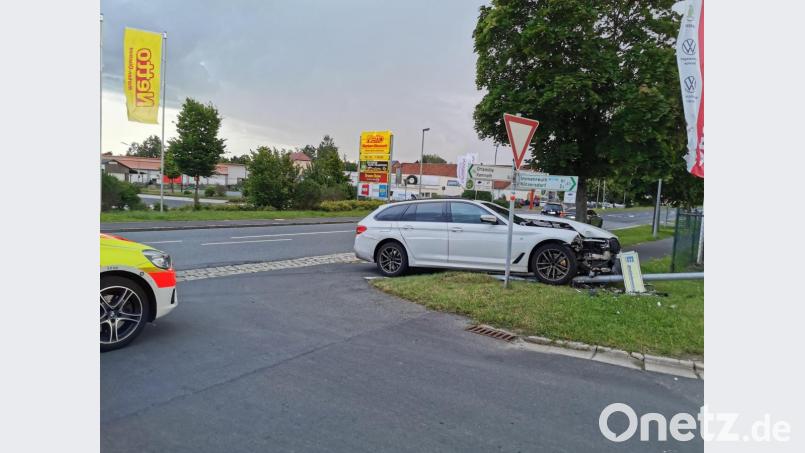 Gut frequentiert ist der Gehweg in der Bayreuther Straße – doch zur Unfallzeit ist dort zum Glück niemand zu Fuß unterwegs. Nach einem Streit, bei dem der Beifahrer ins Lenkrad griff, kam dort ein Auto von der Straße ab. Bild: mde