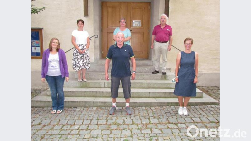 Bild zeigt die Geehrten für 10 und 25 Jahren Mitgliedschaft Hinten v.l.nr.: Gisela Dötsch, Johanna Rubenbauer, Chorleiter Richard Waldmann Vorne v.l.n.r.: Kathrin Filbinger, Roland Bäß, Vorsitzende Karin Waldmann. Bild: is