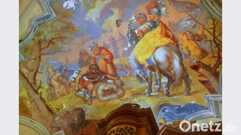 Das Deckenfresko über der Orgel in der Jakobuskirche stammt vom Tirschenreuther Kirchenmaler Maurus Fuchs. Es zeigt die „Enthauptung des Hl. Apostel Jakobus“. Eine Besonderheit ist der seltsam dreinblickende Schimmel. Bild: Ingrid Leser/exb