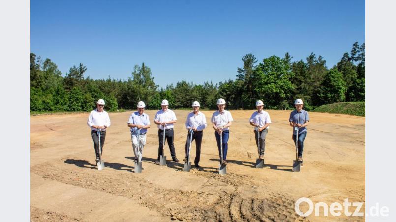 Mit dem Spatenstich in Wernberg-Köblitz wurde der Grundstein für die neue Niederlassung gelegt. Im Bild (von links) Michael Bindl (Niederlassungsleitung Lely Center Wernberg-Köblitz), Peter Eder (Gesellschafter Eder Holding), Stefan Löfflad (Vertriebsleiter Lely Center Bayern), Georg Pfeilschifter (Geschäftsführer Lely Center Bayern), Bürgermeister Konrad Kiener, Norbert Simon (Inhaber Iso-Bau GmbH) und der Geschäftsleiter der Marktverwaltung, Stefan Falter (von links) Bild: Klaus Kunert/exb