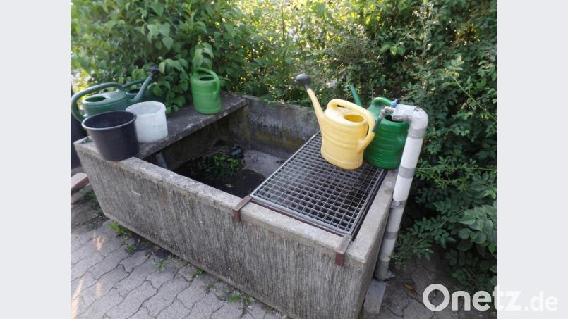 Der Wassertrog im älteren Bereich des gemeindlichen Friedhofs soll umfassend saniert und gleichzeitig der Gottesacker aufgewertet werden. Der Gemeinderat beschloss zu diesem Vorhaben, dass entsprechende Kostenangebote eingeholt werden sollen. Bild: br