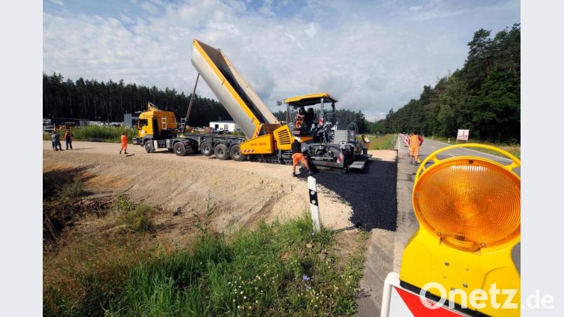 Am westlichen Bauende wird an der B 14 eine provisorische Überfahrt ins Gewerbegebiet Kauerhof zur Franz-Sollfrank-Straße hergestellt. Bild: Stephan Huber