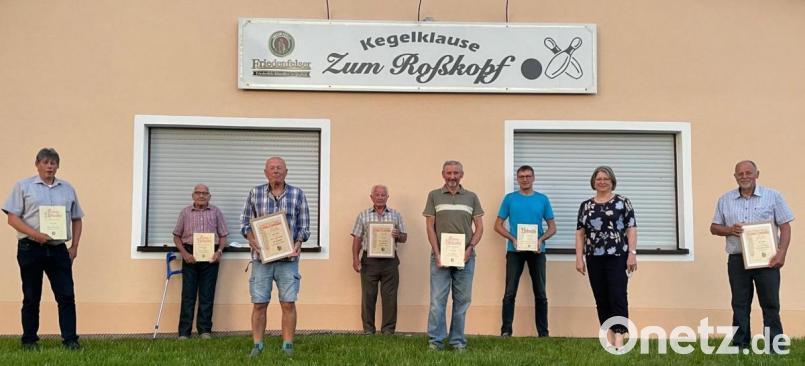 Dank an treue Mitglieder: Im Bild von links Jürgen Ronz, Erich Diesner, Anton Malzer, Josef Malzer, Paul Ronz, Robert Fießinger, Dritte Bürgermeisterin Gisela Kastner, Hans Malzer. Bild: Malzer/exb